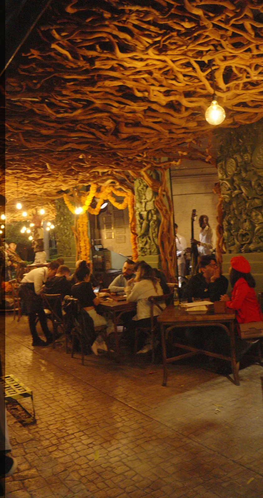 Interior de Cantina La Llorona con techo de raíces