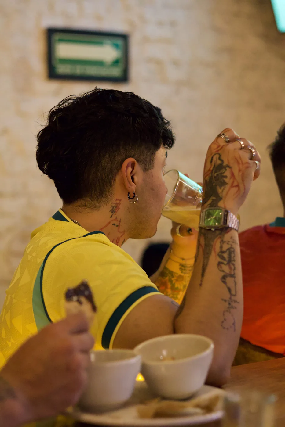 Aficionado disfrutando una cerveza durante el partido