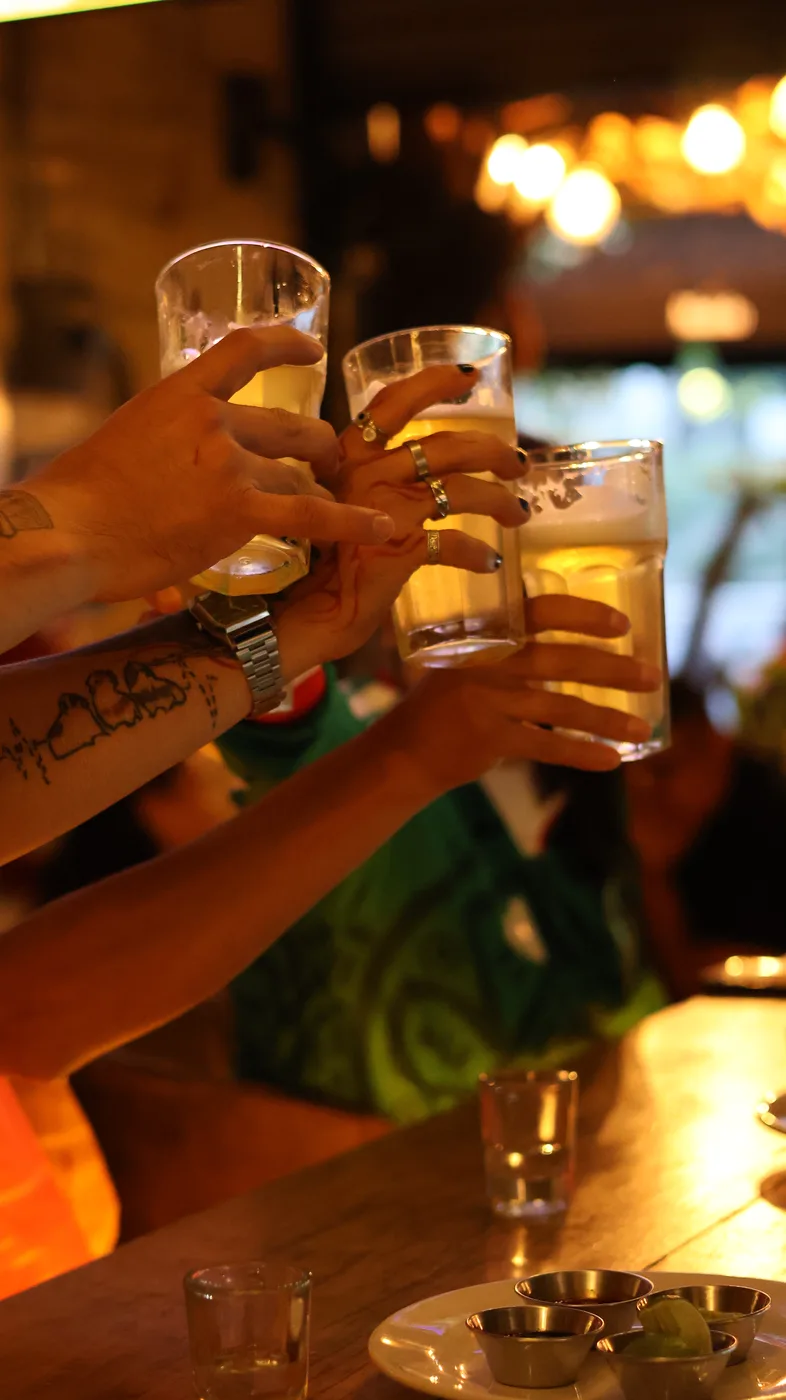 Amigos brindando con cerveza en Cantina La Llorona